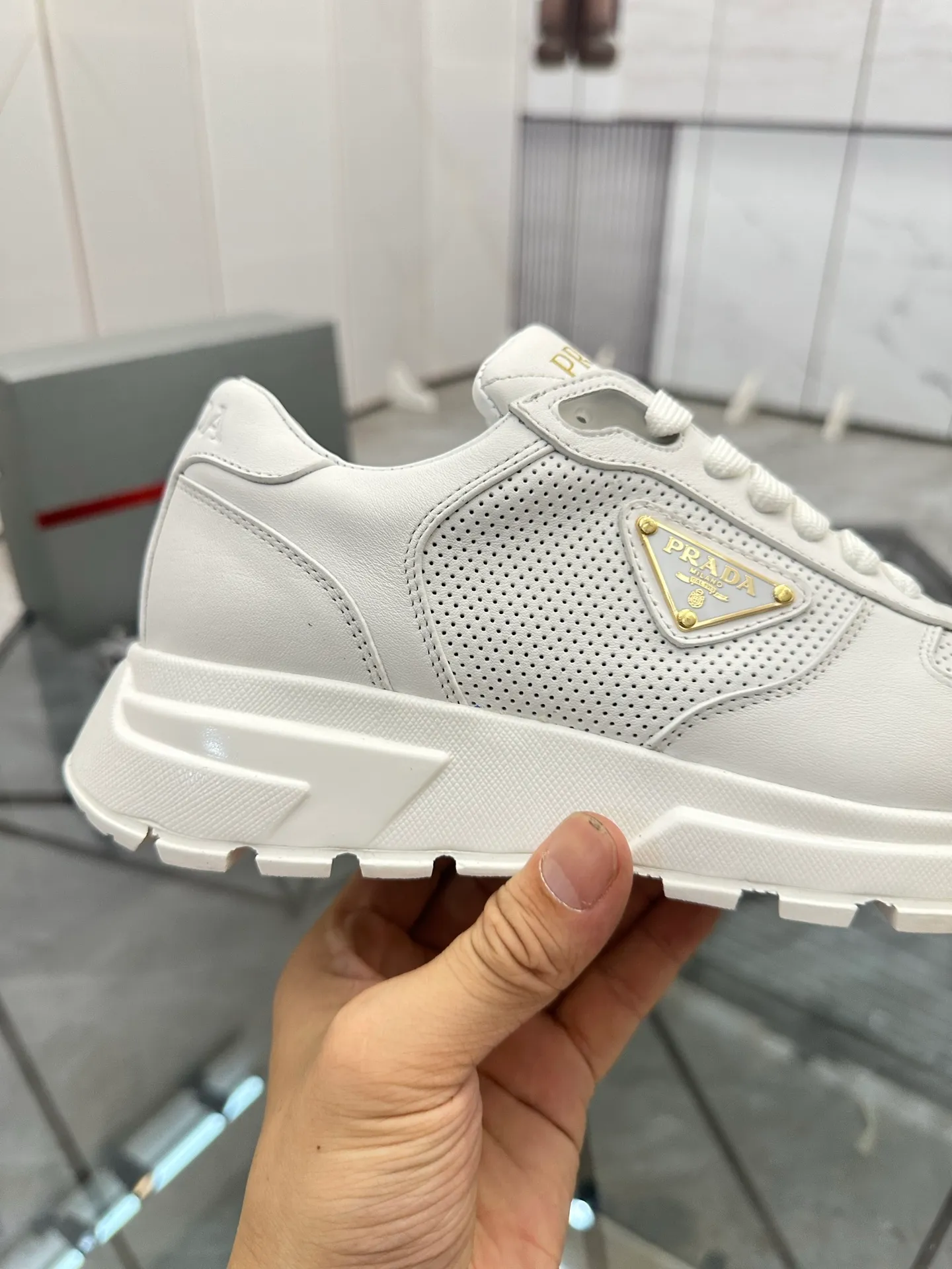 Men's shoes: 💰P580¥ High-end top quality Product trademark: Prada *"Prada*" low-top casual shoes Regular size: 38-45 (can be customized to 46) Product materials: imported first-layer cowhide for the upper, cowhide lining, cowhide feet, original outsole. Number: 832